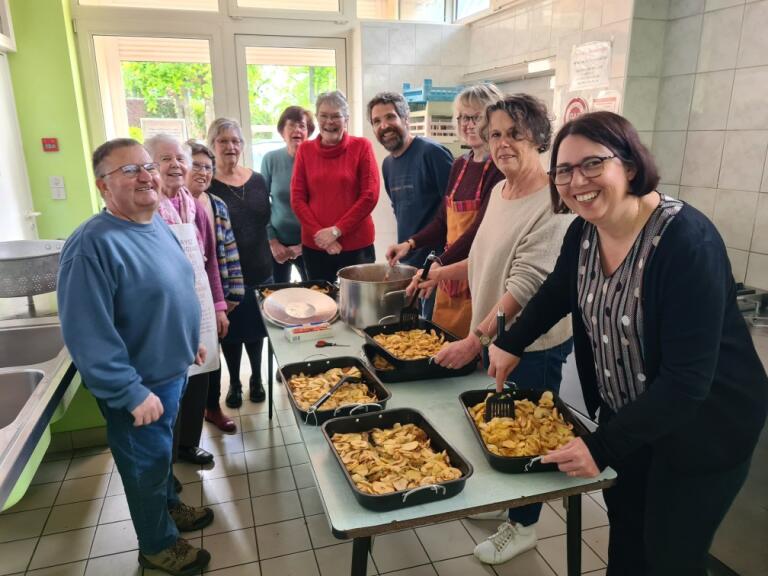 Photo de groupe des bénévoles ayant cuisiné des pommes de terre pour la marmite ambulante