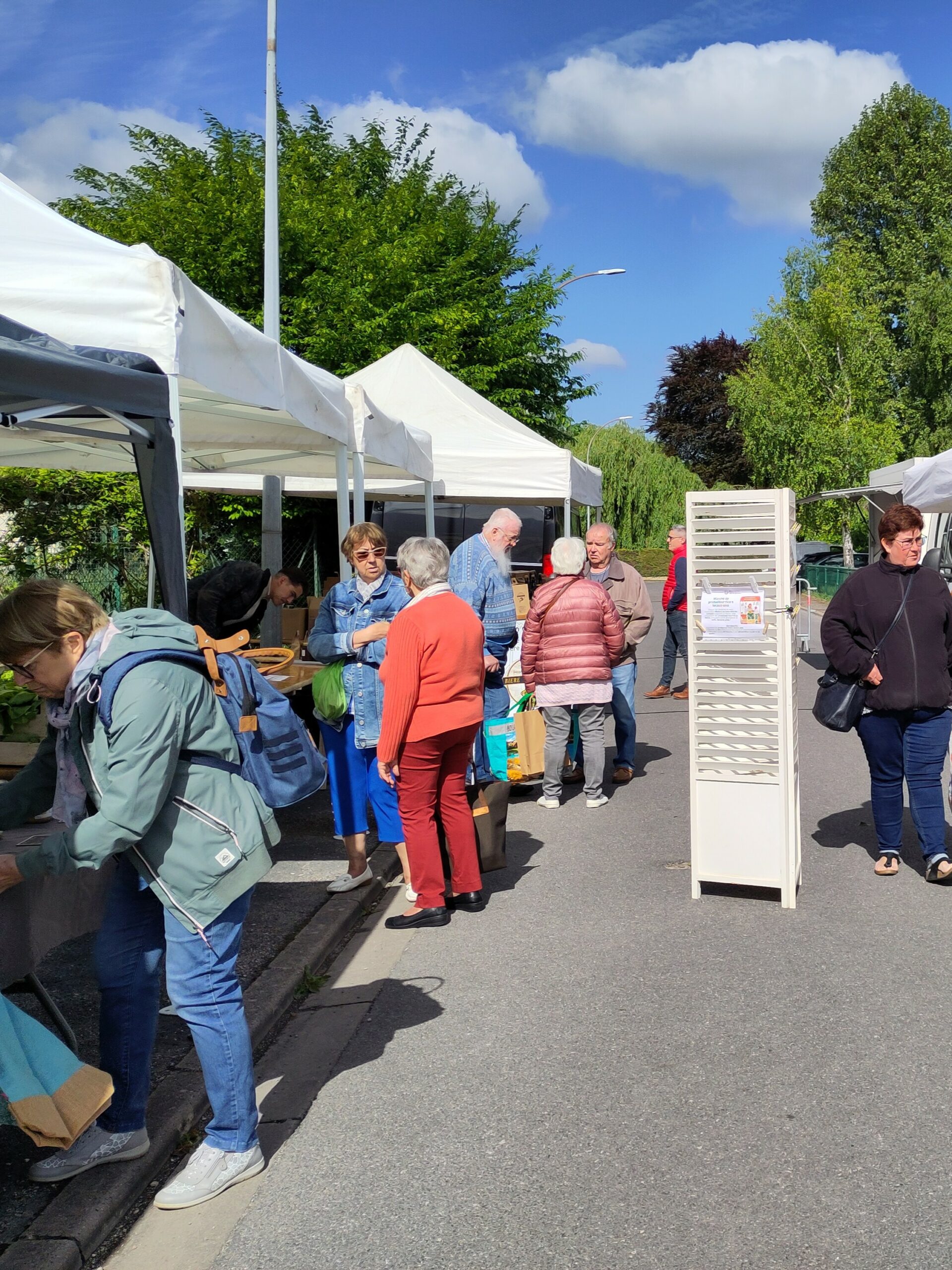 Photo du marché mensuel des producteur·rices locaux·ales organisé par l'association